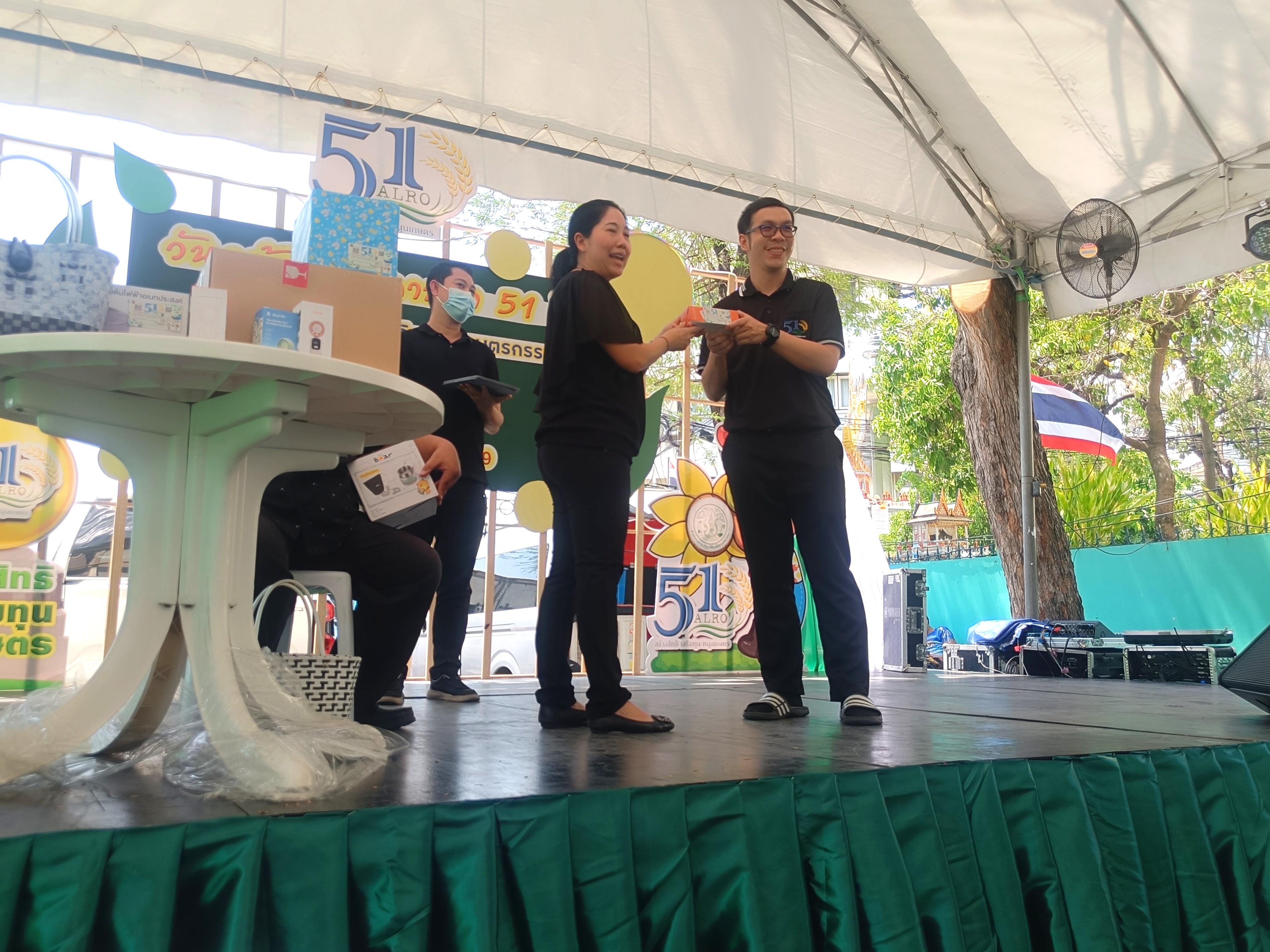 title - คณะทำงานฝ่ายติดตามประเมินผลการจัดงาน วันคล้ายวันสถาปนาสำนักงานการปฏิรูปที่ดินเพื่อเกษตรกรรม (ส.ป.ก.) ครบรอบ 51 ปี เปิดตั้งจุดให้ผู้ร่วมงานได้ร่วมสนุก เล่นเกมส์ และตอบแบบประเมินผลการจัดงาน ผ่านระบบออนไลน์